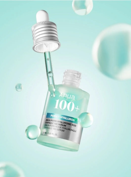 Відкритий флакон сироватки ANUA PDRN Hyaluronic Acid Capsule 100 Serum, над ним піпетка, наповнена засобом, навколо флакону і піпетки кульки сироватки на бірюзовому фоні.