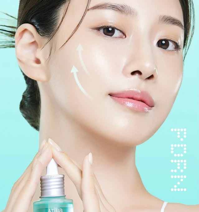 Дівчина азіатської зовнішності тримає флакон засобу ANUA PDRN Hyaluronic Acid Capsule 100 Serum біля шиї.