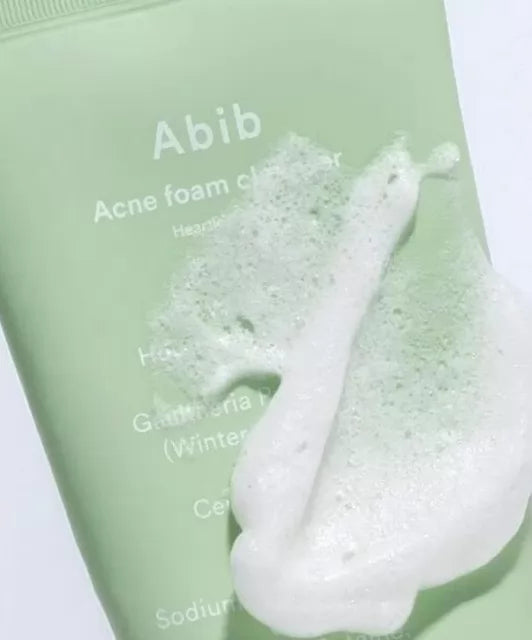 На тюбику Abib Acne Foam помітна біла текстура пінки.