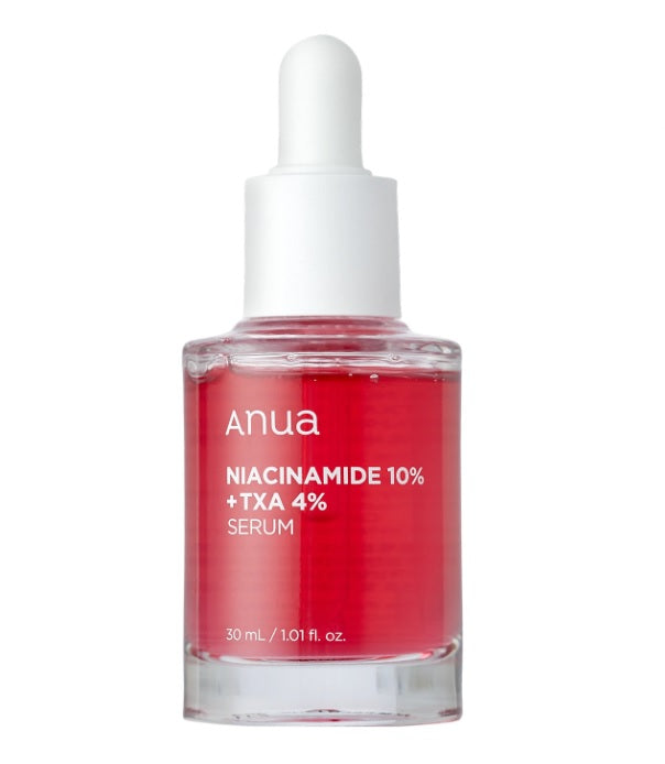 Напівпрозорий флакон із сироваткою ANUA NIACINAMIDE 10% + TXA 4% SERUM червоного кольору та білою піпеткою на білому фоні.