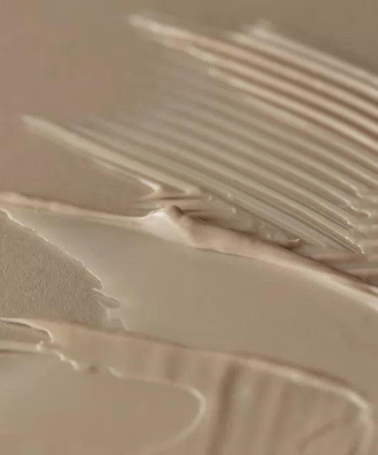 Бежева кремова текстура засобу Aromatica Quinoa Protein Treatment Mask, покриває бежеву поверхню