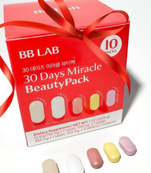 Червона коробка поряд з різнокольоровими пігулками поряд колагену BB LAB 30 Days Miracle BeautyPack на білому фоні.