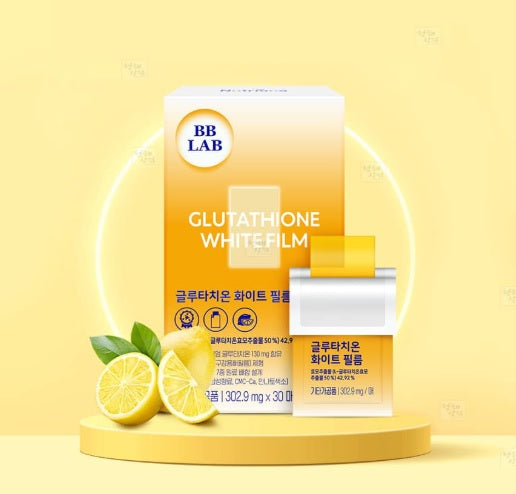 Оранжева коробка з продуктом BB LAB Glutathione White Film та відкритий пакетик з оранжевою плівкою, поряд лимон і його шматочки, все на жовтому фоні.