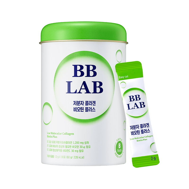 Картинка, на якій біло-зелена баночка колагену BB Lab Low Molecular Collagen Biotin Plus поряд з саше колагену, на білому фоні.