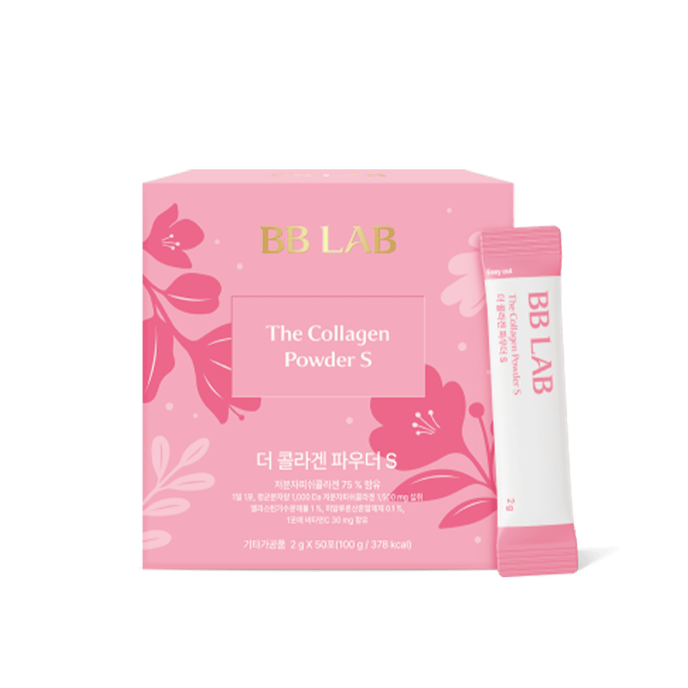 Рожева коробка BB Lab The Collagen Powder S та біло-рожеве саше стоять на білому фоні.