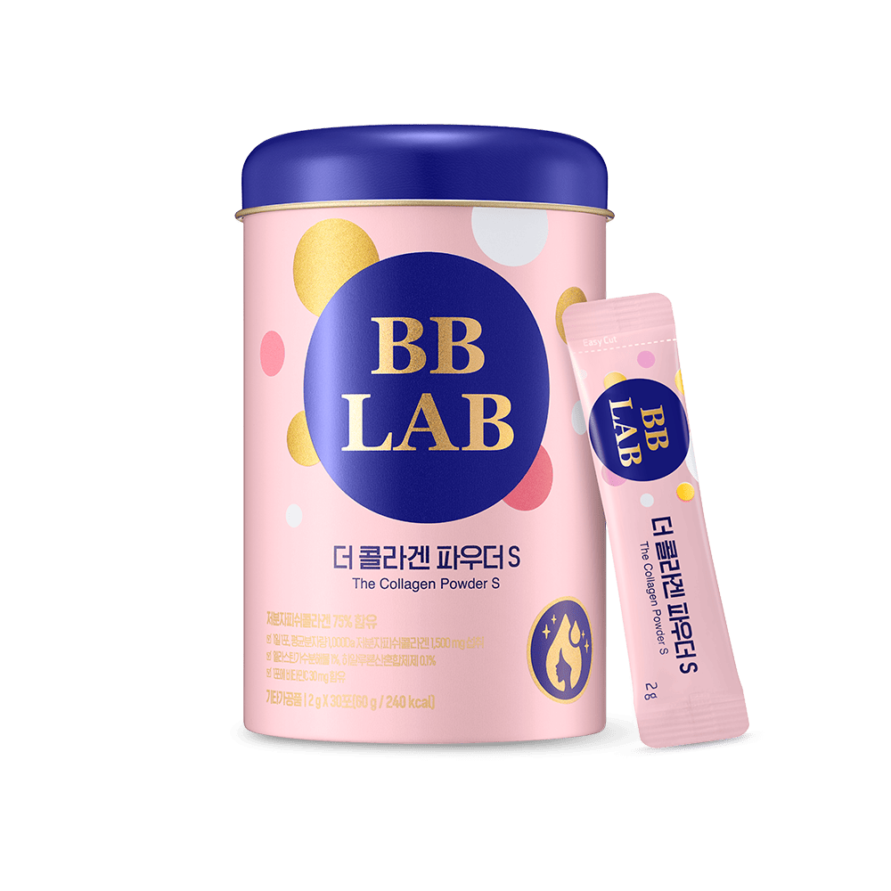 Банка і саше колагену BB Lab The Collagen Powder S Plus стоять на білому фоні.