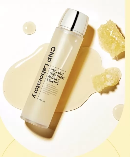 Напівпрозора пляшка з жовтою есенцією та сріблястою кришечкою, CNP Laboratory Propolis Treatment Ampoule Essence, лежить в жовтій рідині поряд із частиною медових сот.