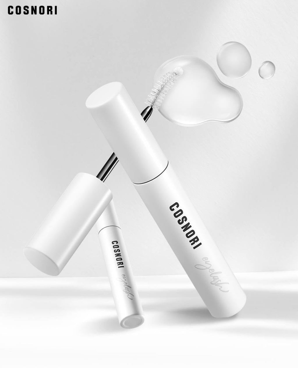 На фото видно два нахилених флакони сироватки для вій COSNORI Lash Serum, поряд з паличкою на якій видно текстуру.